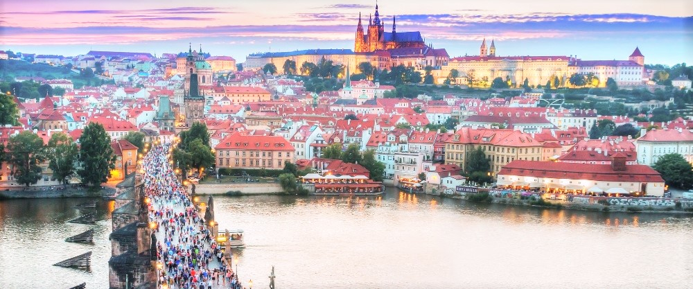 Panorámica del casco antiguo de Praga, con el famoso Puente de Carlos, el río Moldava y el bonito Castillo de Praga